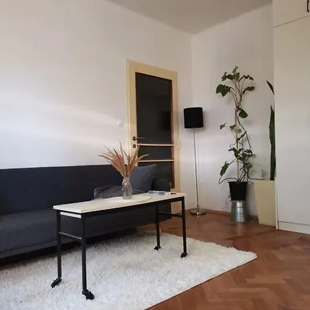 Cozy In The Centre Near Train Station Apartment